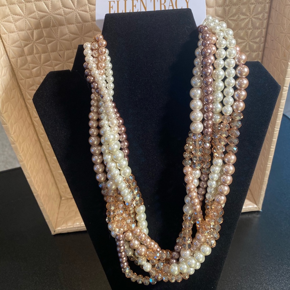 Beautiful Faux Pearl Layer Necklace. NWT.